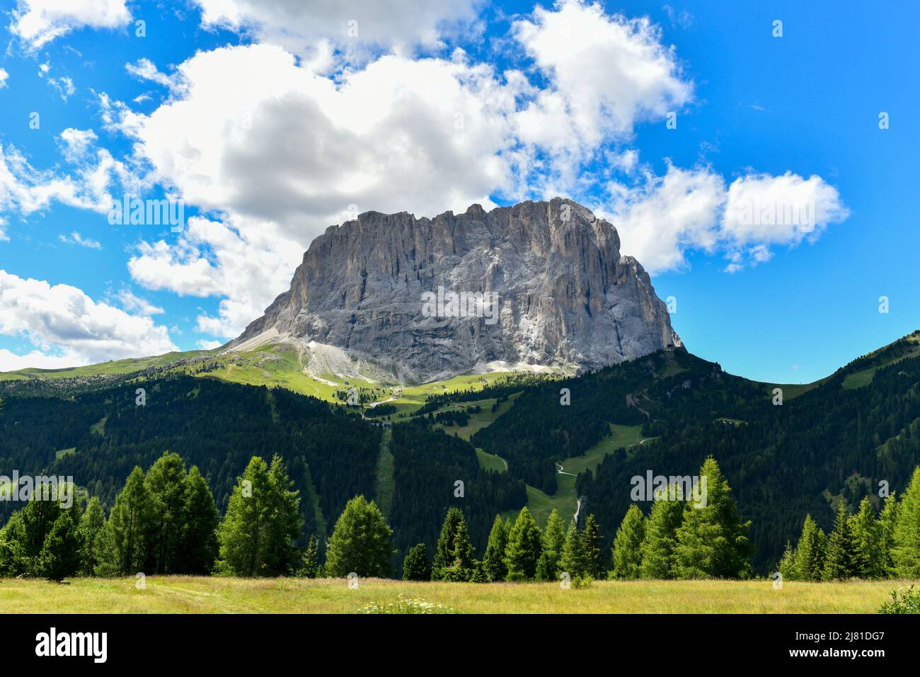 Farben der Dolomiten in der Villnösser Talansicht in Südtirol, Italien. Grünes Gras, Berge und blauer Himmel. Sommer. Stockfoto