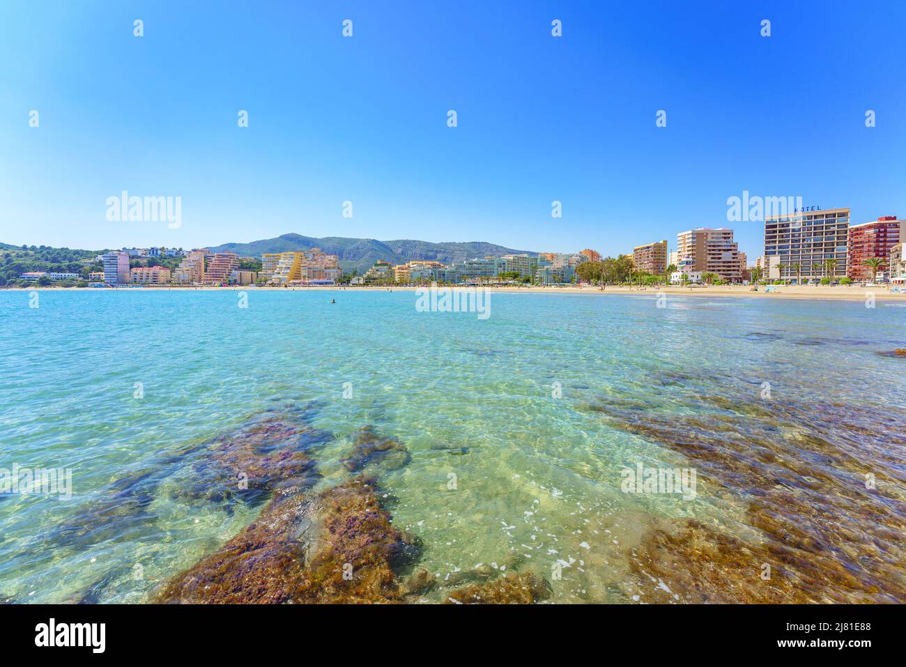 Panoramablick auf Playa de la Concha in Ororpesa del Mar, Ferienort an der spanischen Mittelmeerküste Stockfoto