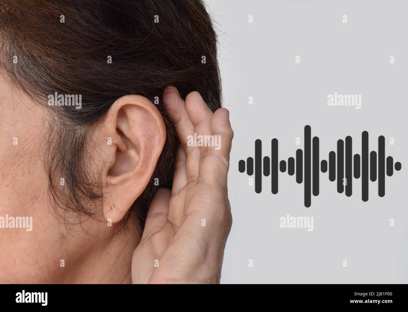 Ohr der alten asiatischen Frau mit Taubheit. Konzept, die Ohren offen zu halten. Stockfoto