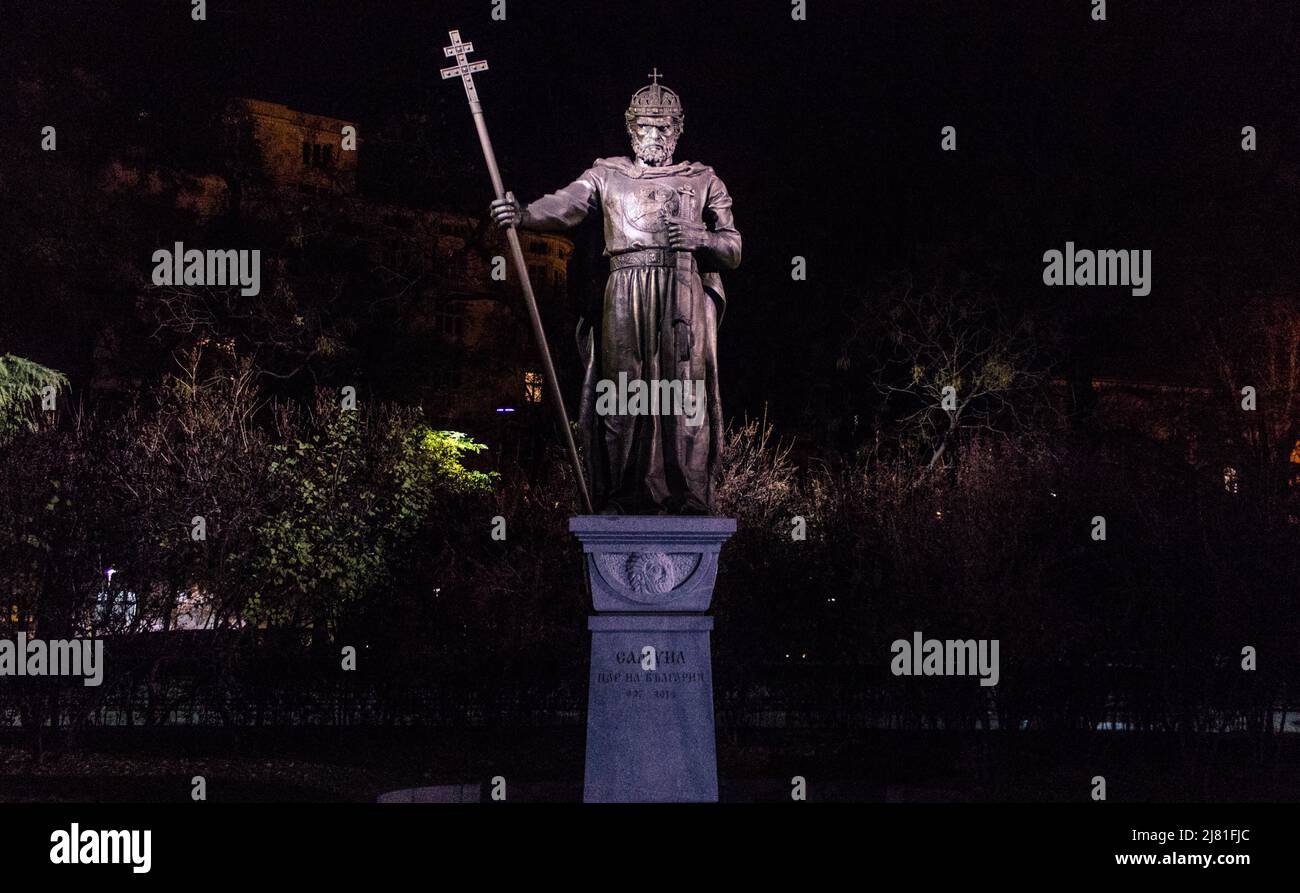 Statue von König Samuel in Sofia im Licht einer Nachtlampe Stockfoto