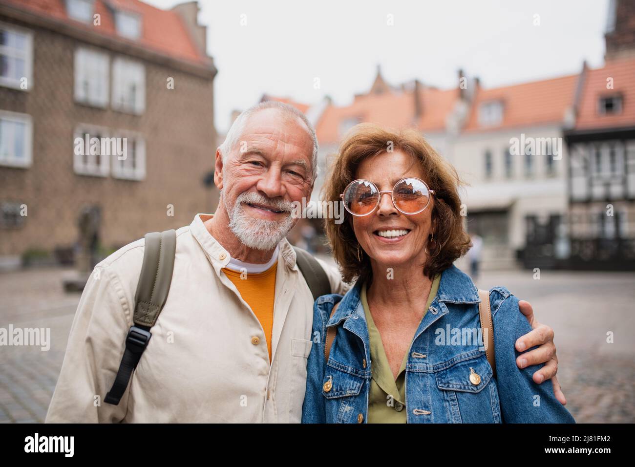 Fröhliche ältere Touristen im Freien in der historischen Stadt Stockfoto