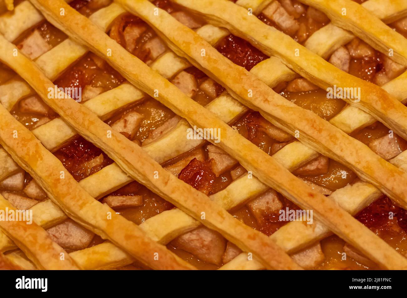 Hausgemachter knuspriger Kuchen mit Früchten, Draufsicht. Köstlicher Pfirsichkuchen. Niemand, verschwommenes Foto, selektiver Fokus Stockfoto