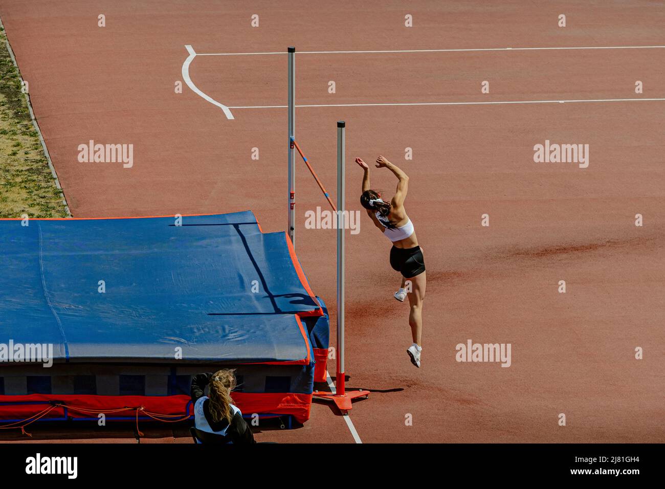Frauen springen in Leichtathletik-Event Stockfoto