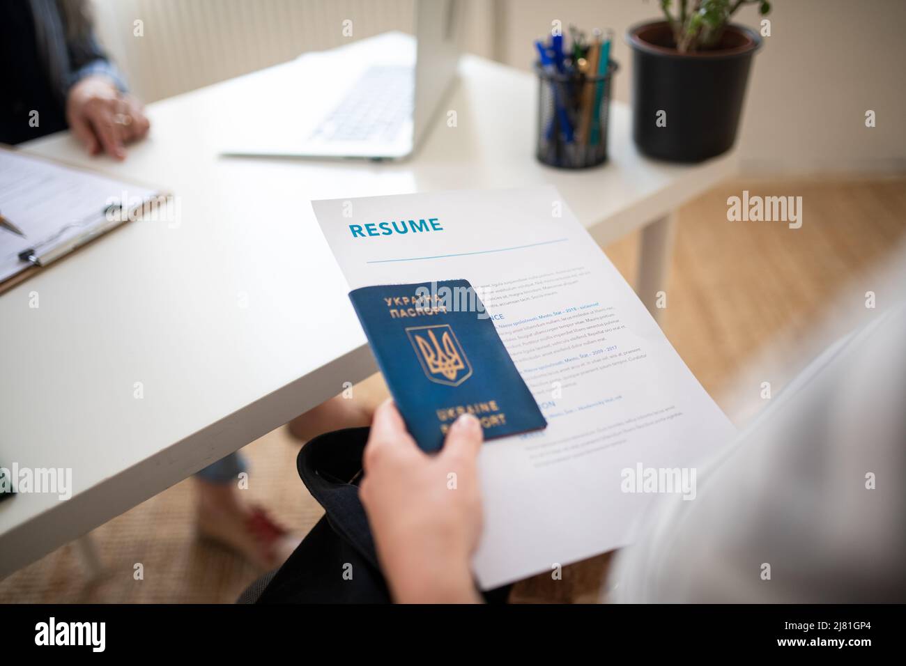 Frau, die Antragsformulare für ukrainische Flüchtlinge im Asylzentrum hält. Stockfoto