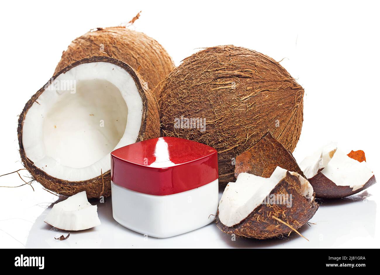 Kokosnuss- und Feuchtigkeitscreme auf weißem Hintergrund Stockfoto