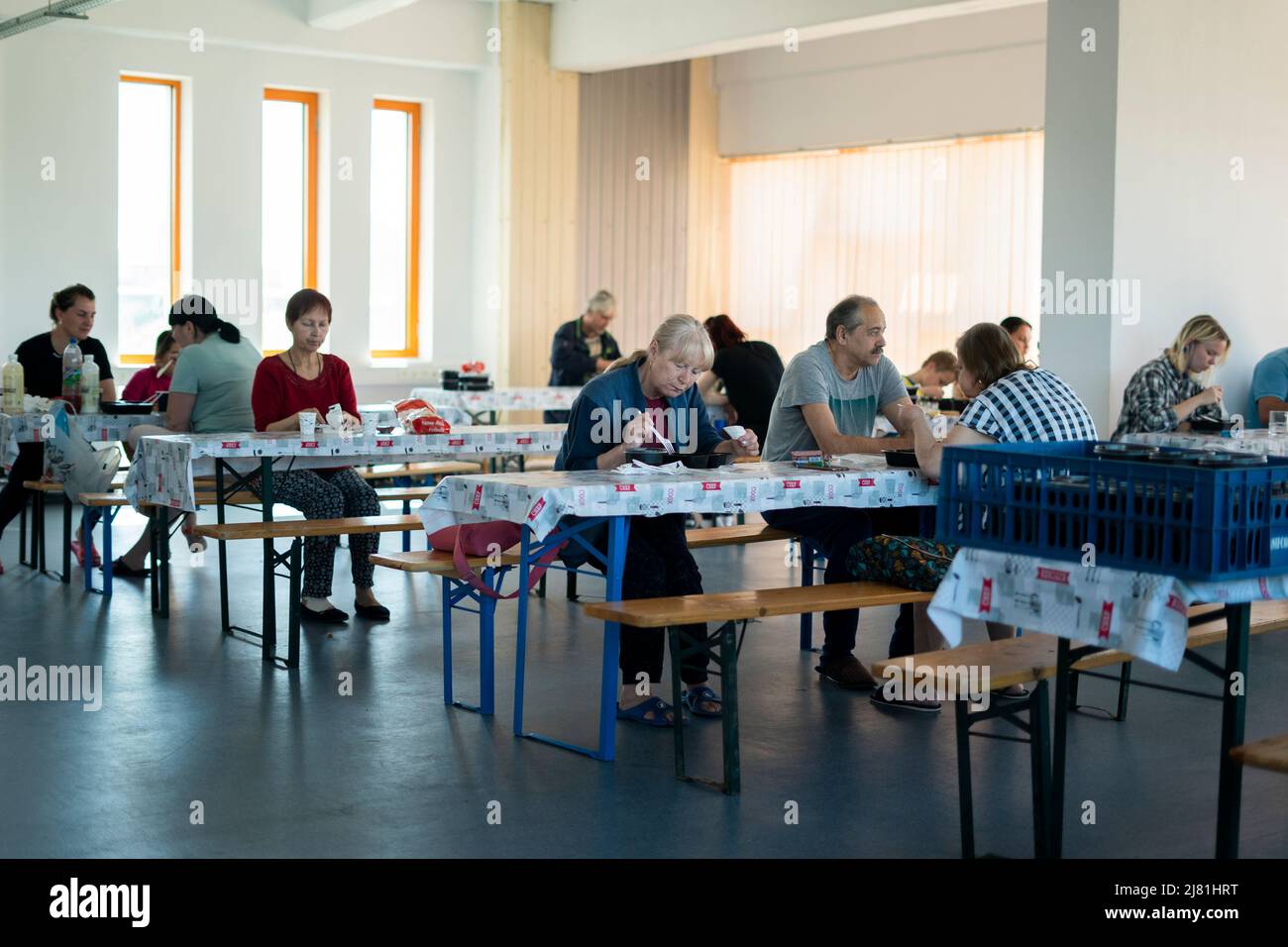 Ukrainische Flüchtlinge essen in der Kantine eines Flüchtlingszentrums in Iasi, Rumänien, zu Mittag. Bilddatum: Mittwoch, 11. Mai 2022. Seit der Eröffnung am 26. März dieses Jahres hat das Zentrum mehr als 900 Frauen und Kindern geholfen, die Unterkünfte, Lebensmittel und Vorräte suchen. Stockfoto