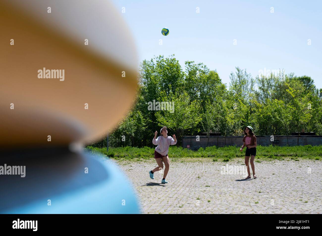 Ukrainische Flüchtlinge spielen in einem Flüchtlingszentrum in Iasi, Rumänien, mit einem Ball. Bilddatum: Mittwoch, 11. Mai 2022. Seit der Eröffnung am 26. März dieses Jahres hat das Zentrum mehr als 900 Frauen und Kindern geholfen, die Unterkünfte, Lebensmittel und Vorräte suchen. Stockfoto