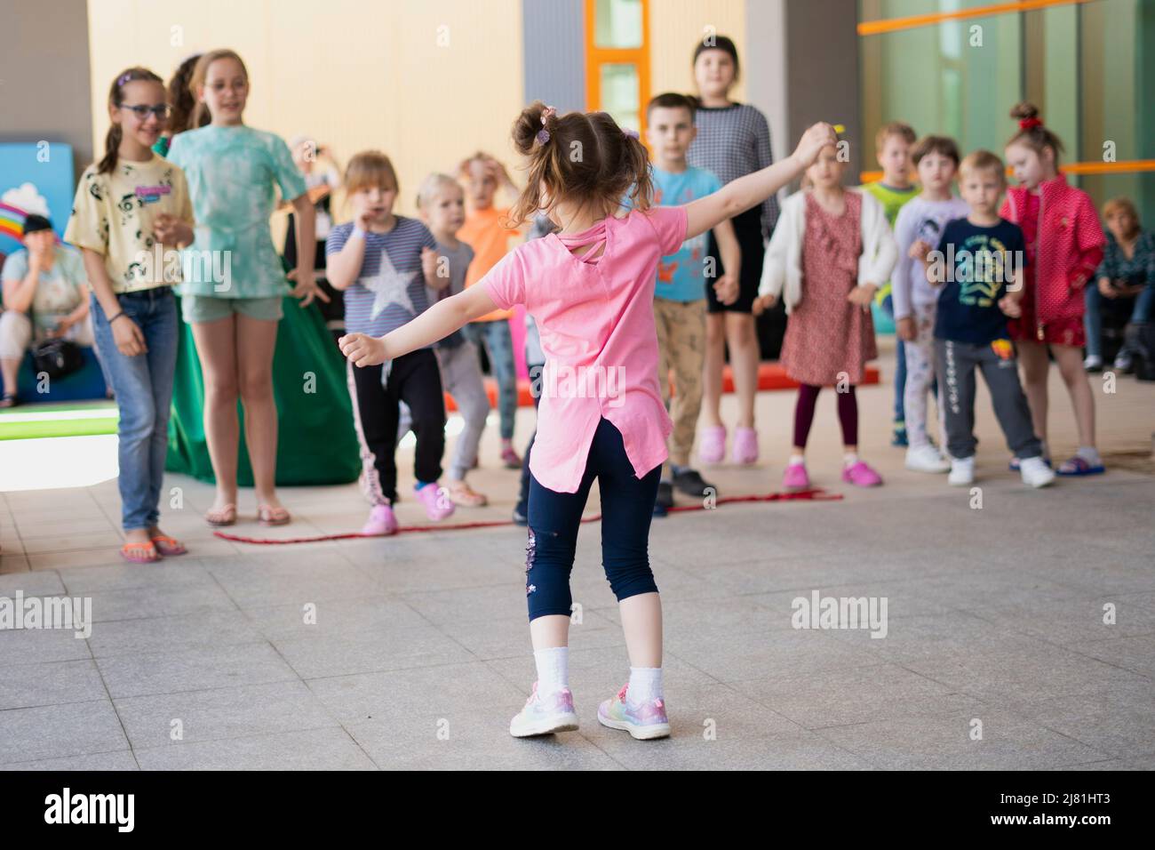 Ukrainische Flüchtlinge nehmen am Tanzwettbewerb in einem Flüchtlingszentrum in Iasi, Rumänien, Teil. Bilddatum: Mittwoch, 11. Mai 2022. Seit der Eröffnung am 26. März dieses Jahres hat das Zentrum mehr als 900 Frauen und Kindern geholfen, die Unterkünfte, Lebensmittel und Vorräte suchen. Stockfoto