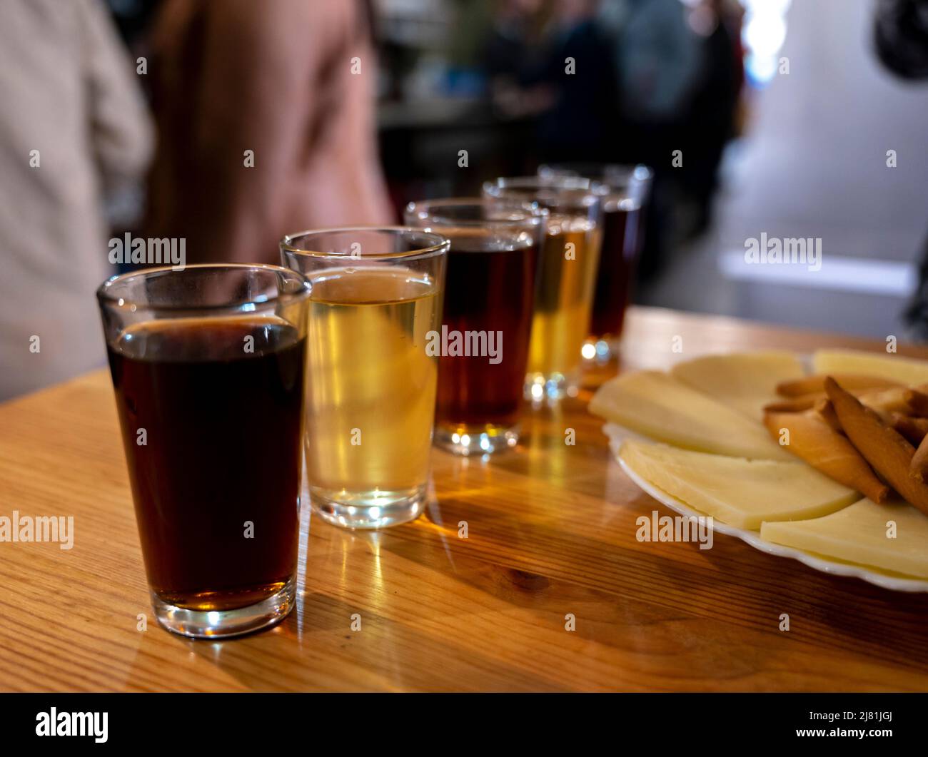 Verkostung verschiedener Süßweine aus Holzfässern auf einer alten Bodega-Weinbar im zentralen Teil von Malaga, Andalusien, Spanien Stockfoto