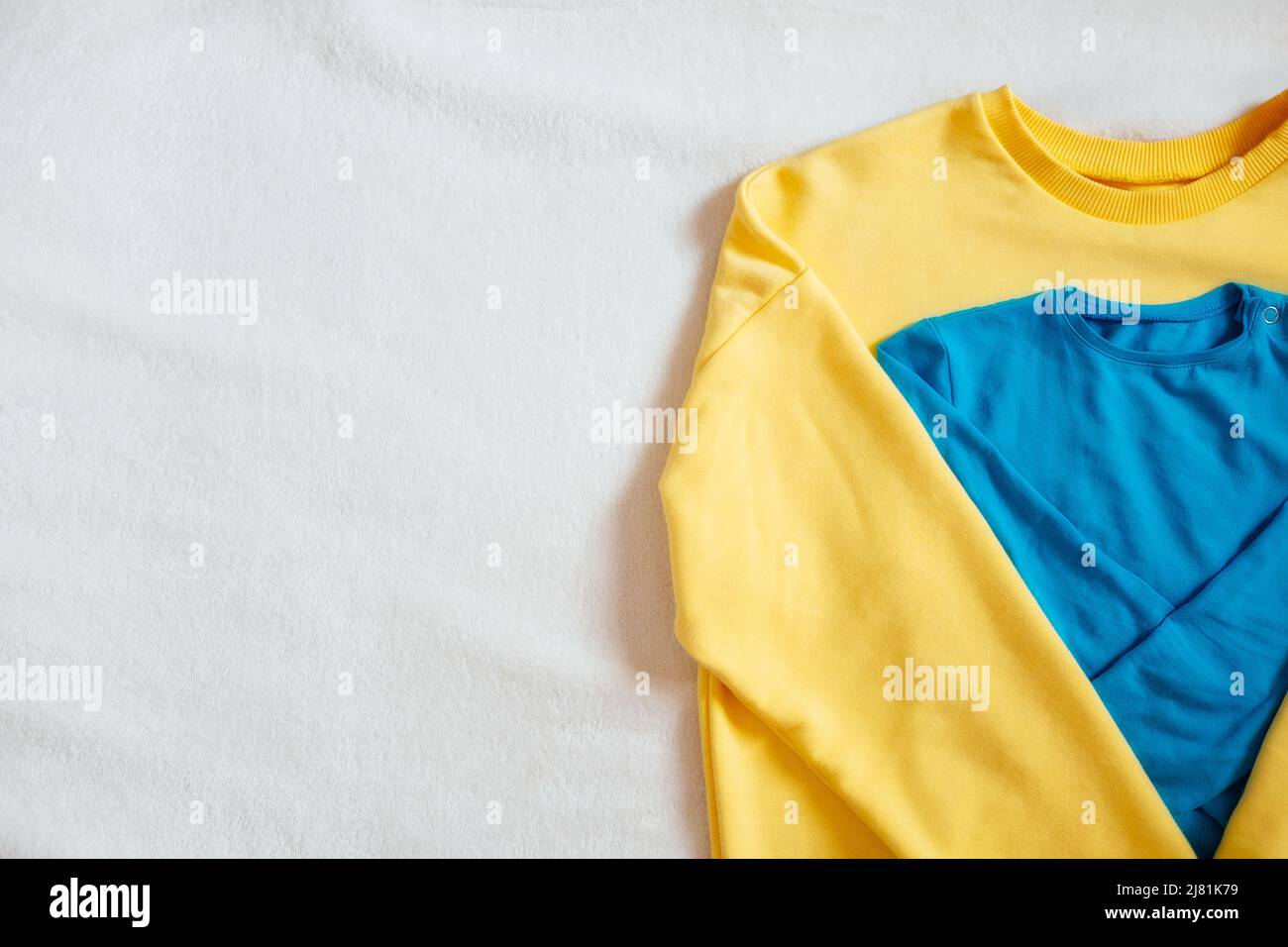 Stand with Ukraine. Humanitarian aid for Ukraine. Yellow, blue clothes in Ukrainian flag colors prepare to donation Stockfoto