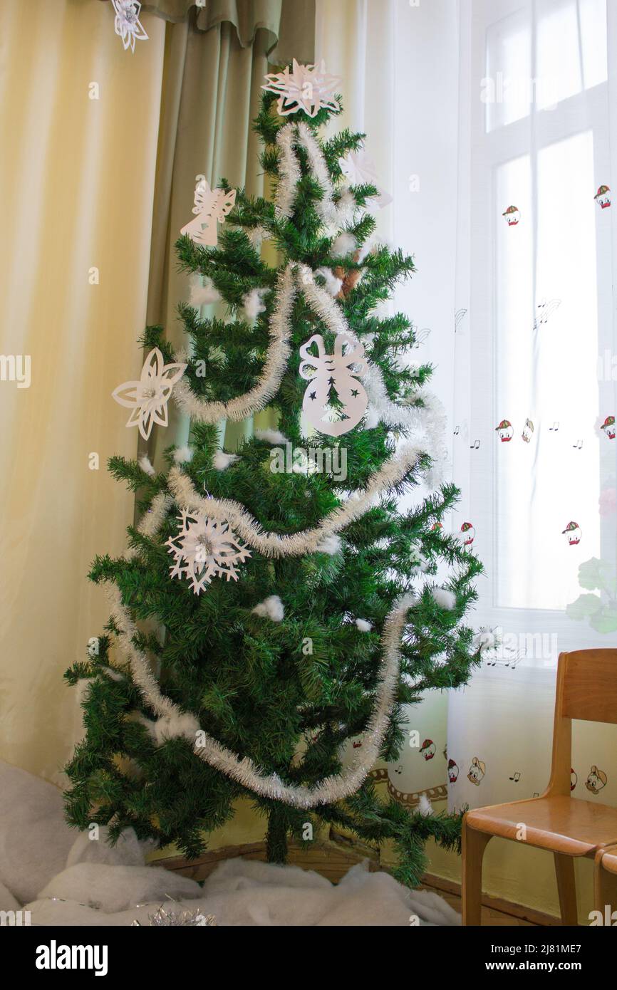 Künstlicher grüner Weihnachtsbaum Stockfoto