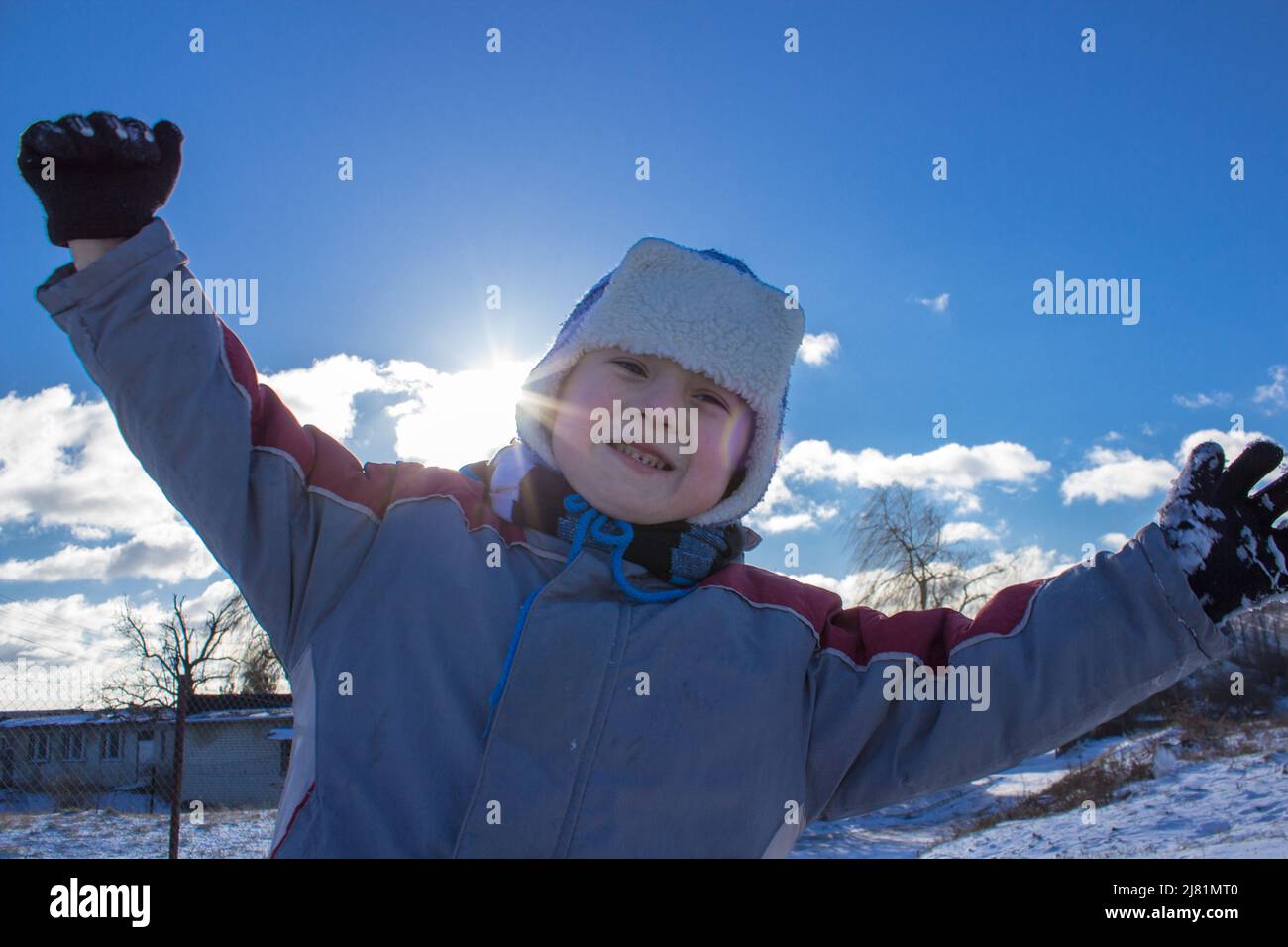Junge im Winter Emotionen Stockfoto