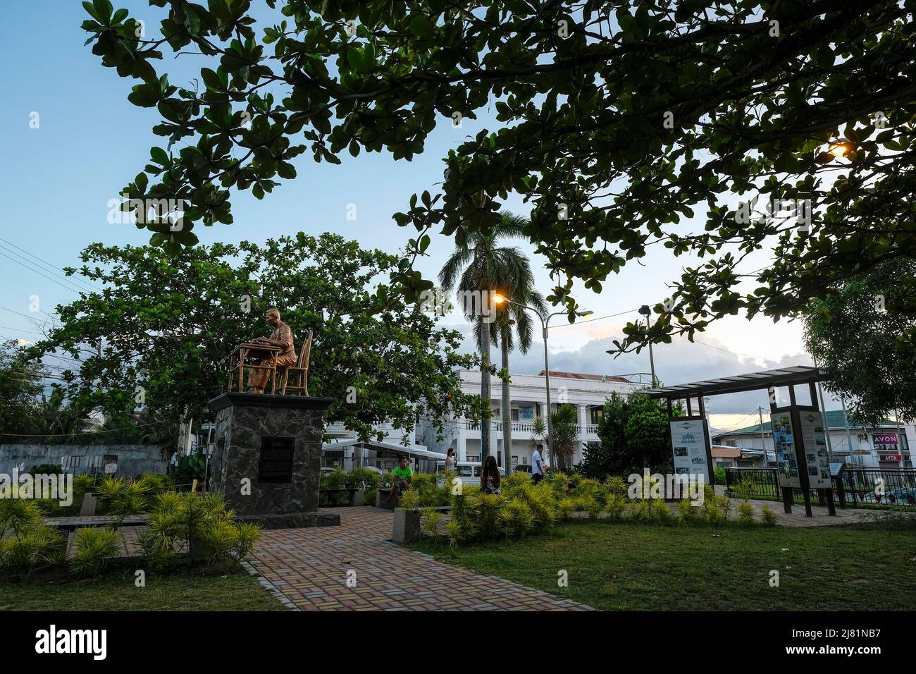 Calapan, Philippinen - 2022. April: Blick auf den Calapan City Plaza am 22. April 2022 in Calapan, Oriental Mindoro, Philippinen. Stockfoto