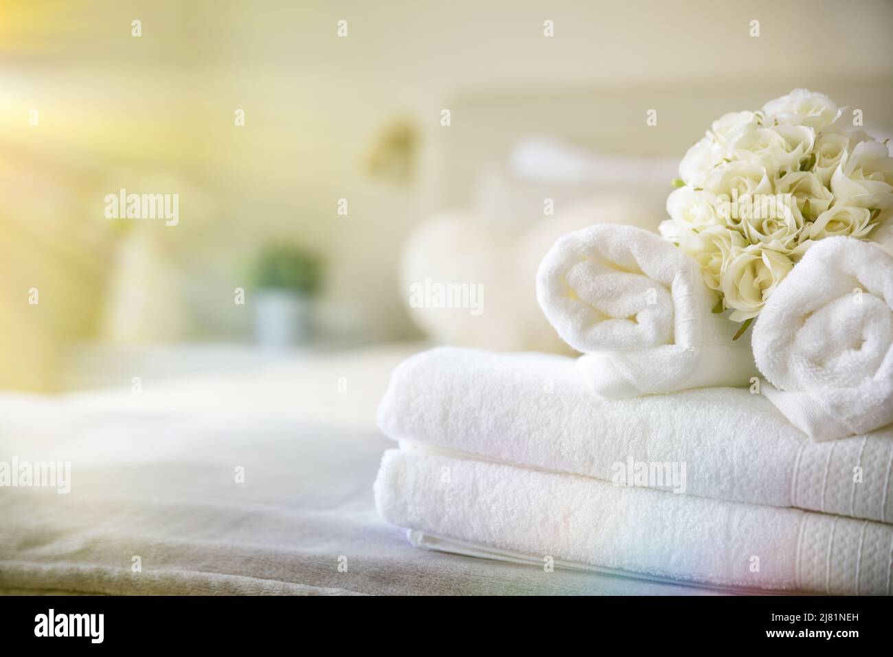 Ein Satz sauberer weißer Handtücher auf dem Bett im Hotelzimmer. Konzept des Zimmerservice Stockfoto