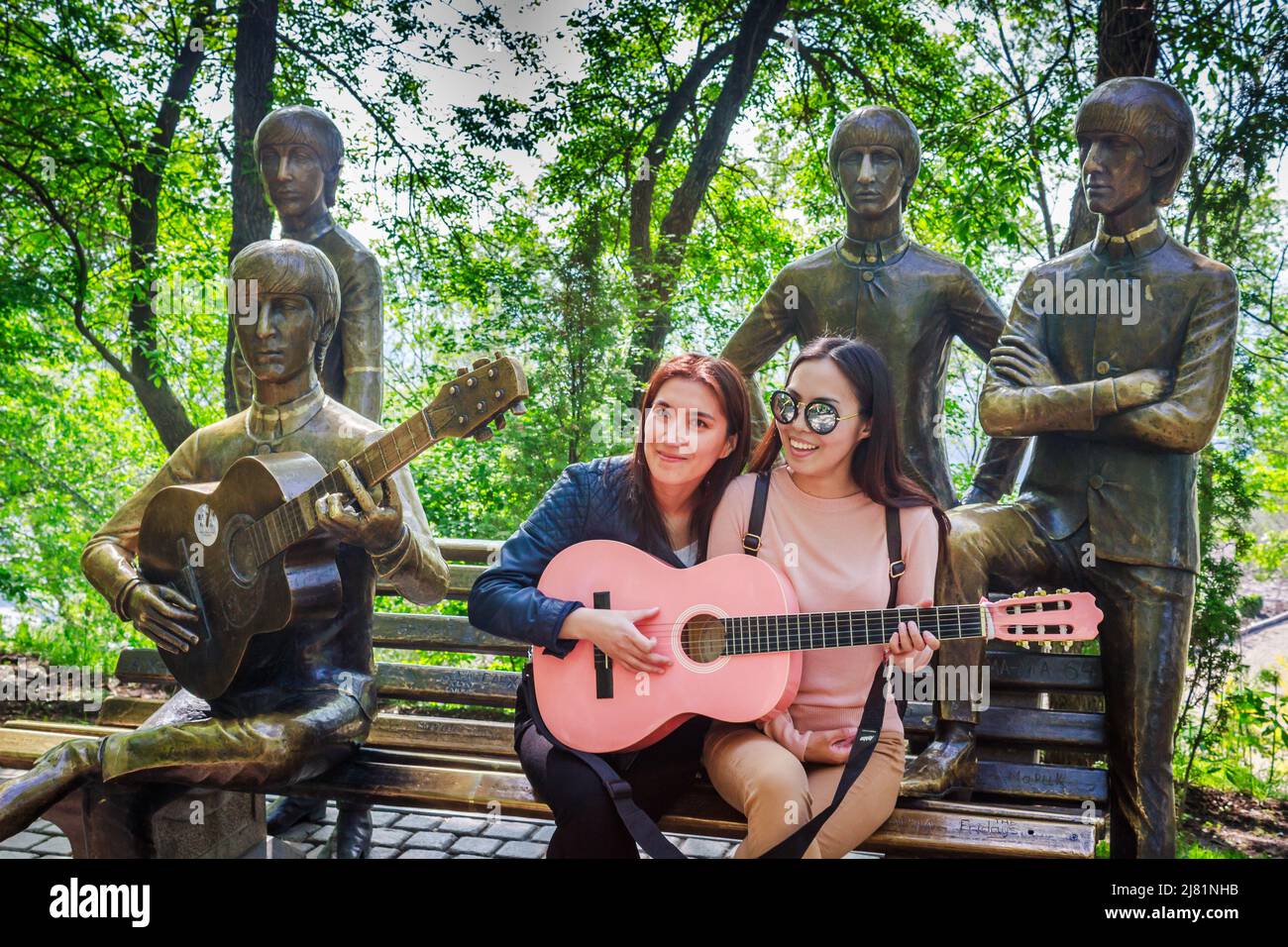Bronzestatuen der Beatles. Eine Touristenattraktion in Kasachstan Stockfoto