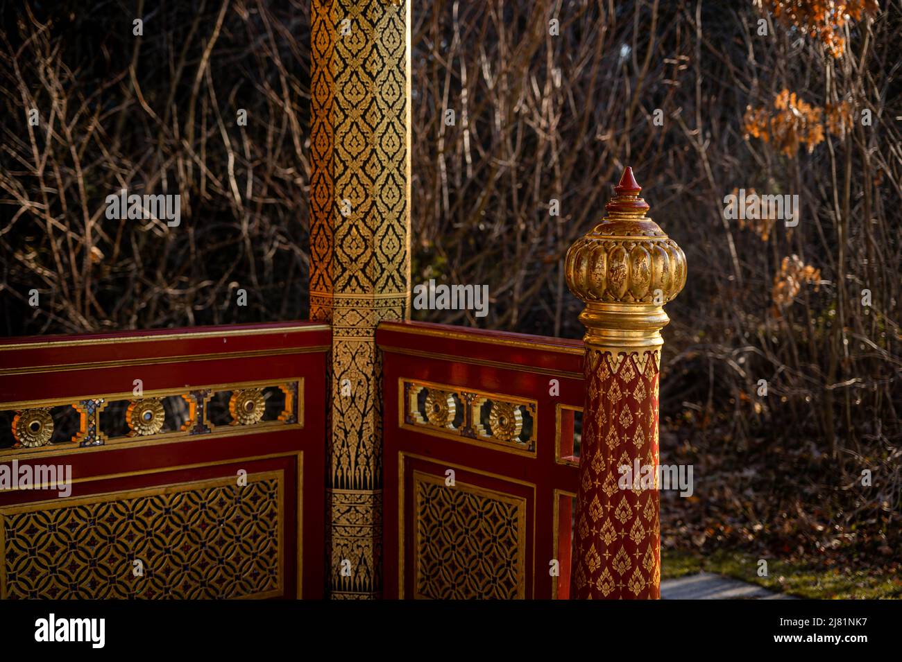 Detail der roten und goldenen Thai Pavilion Architektur. Pavillon Thailandais mit Bäumen im Herbst. Hintergrund des Musters. Lausanne, Schweiz. Stockfoto