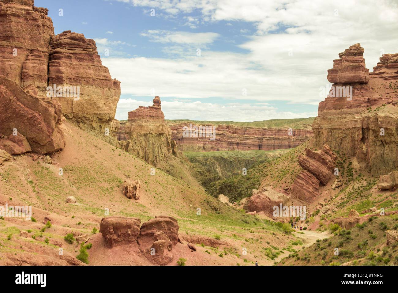 Die sedimentären Sandsteinfelsen und der Wind geschnitzten Türme der Charyn Canyon Stockfoto