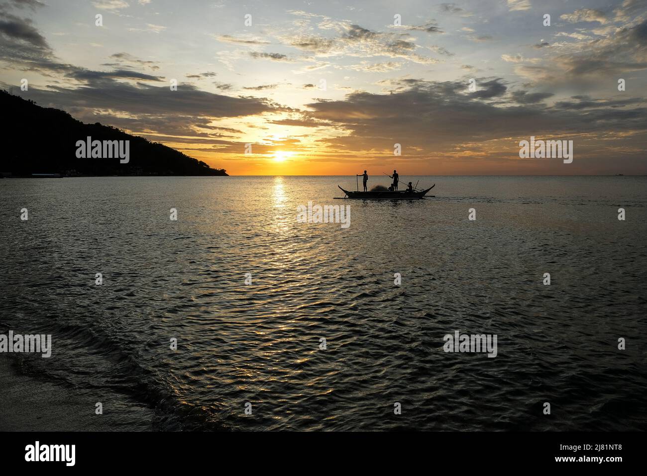Sonnenuntergang am Strand von Puerto Galera in Oriental Mindoro, Philippinen. Stockfoto