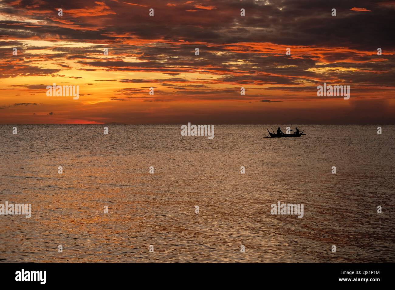 Sonnenuntergang am Strand von Puerto Galera in Oriental Mindoro, Philippinen. Stockfoto
