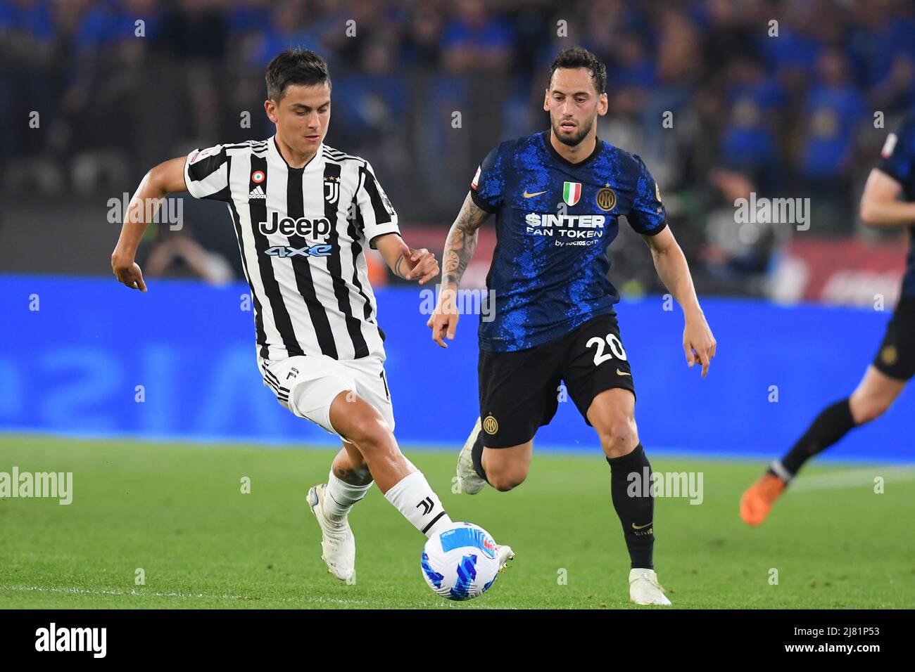 Rom, Italien. 11.. Mai 2022. ROM, ITALIEN - 11. Mai : Paulo Dybala (L) vom FC Juventus im Kampf gegen Hakan Calhanoglu (R) vom Inter Mailand FC während des italienischen Cup-Finalspieles zwischen Inter FC Juventus und Inter Mailand FC Stadio Olimpico am 11. Mai 2022 in Rom, Italien. Kredit: Unabhängige Fotoagentur/Alamy Live Nachrichten Stockfoto