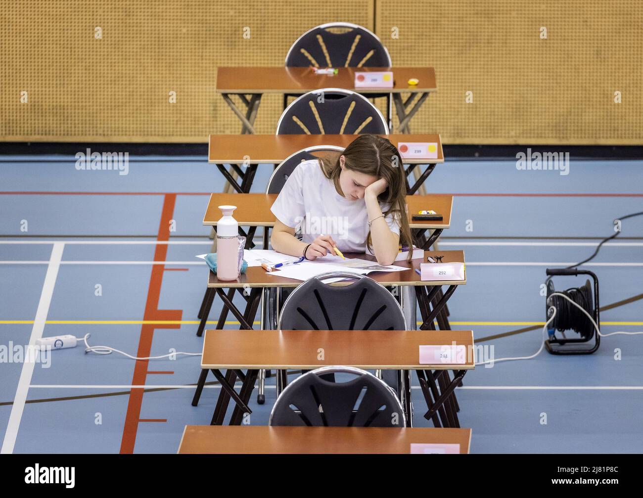 2022-05-12 08:18:10 DEN HAAG - graduierende Kursteilnehmer während ihrer Prüfungen an einer weiterführenden Schule. Aufgrund der Corona-Krise finden die Prüfungen in modifizierter Form statt. Aufgrund der Corona dürfen die Schüler in diesem Schuljahr auch einen zusätzlichen Widerstand leisten und ihre Prüfungen über zwei Zeiträume verteilen. REMKO DE WAAL niederlande aus - belgien aus Stockfoto