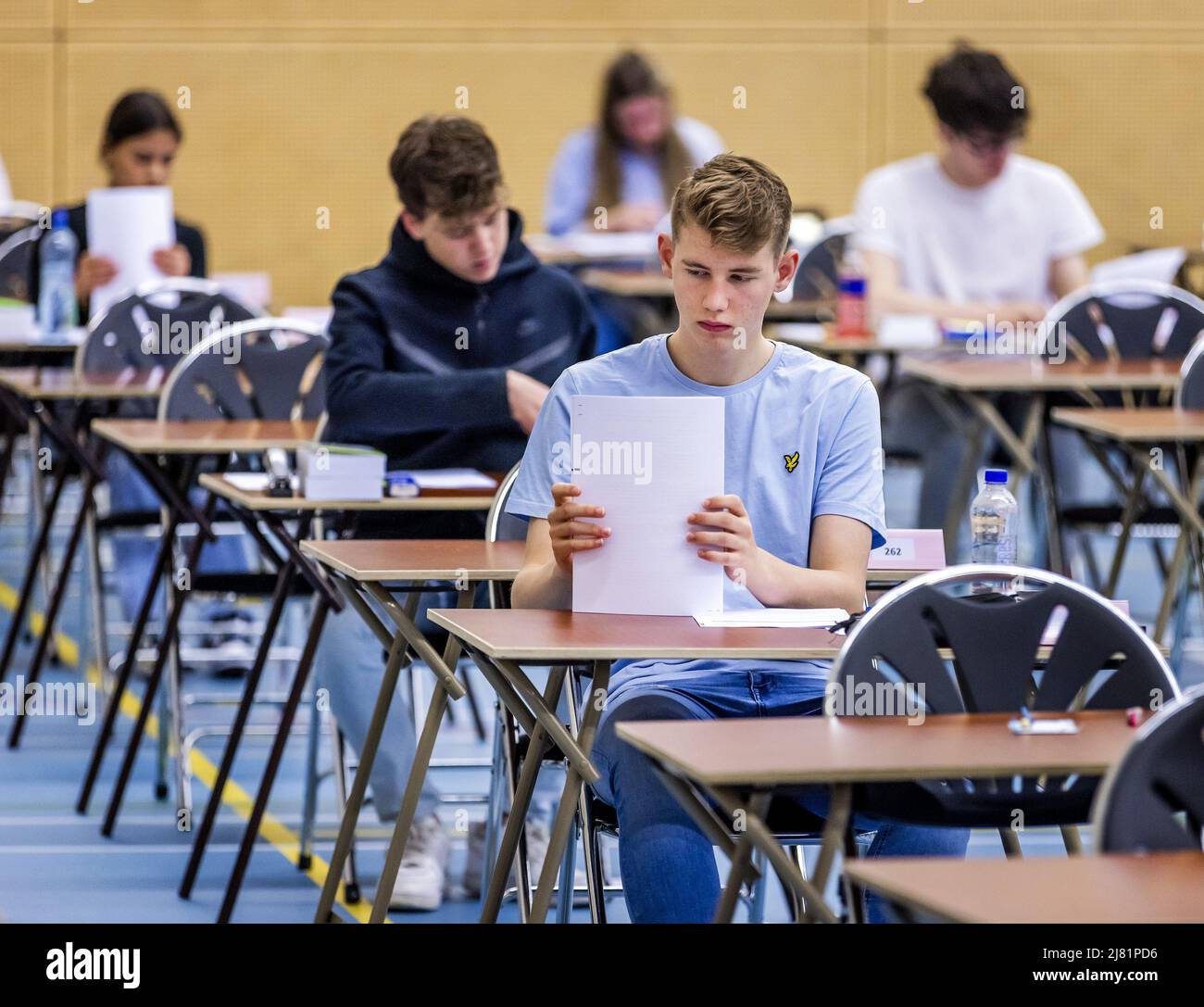 2022-05-12 08:05:44 DEN HAAG - graduierende Kursteilnehmer während ihrer Prüfungen an einer weiterführenden Schule. Aufgrund der Corona-Krise finden die Prüfungen in modifizierter Form statt. Aufgrund der Corona dürfen die Schüler in diesem Schuljahr auch einen zusätzlichen Widerstand leisten und ihre Prüfungen über zwei Zeiträume verteilen. REMKO DE WAAL niederlande aus - belgien aus Stockfoto