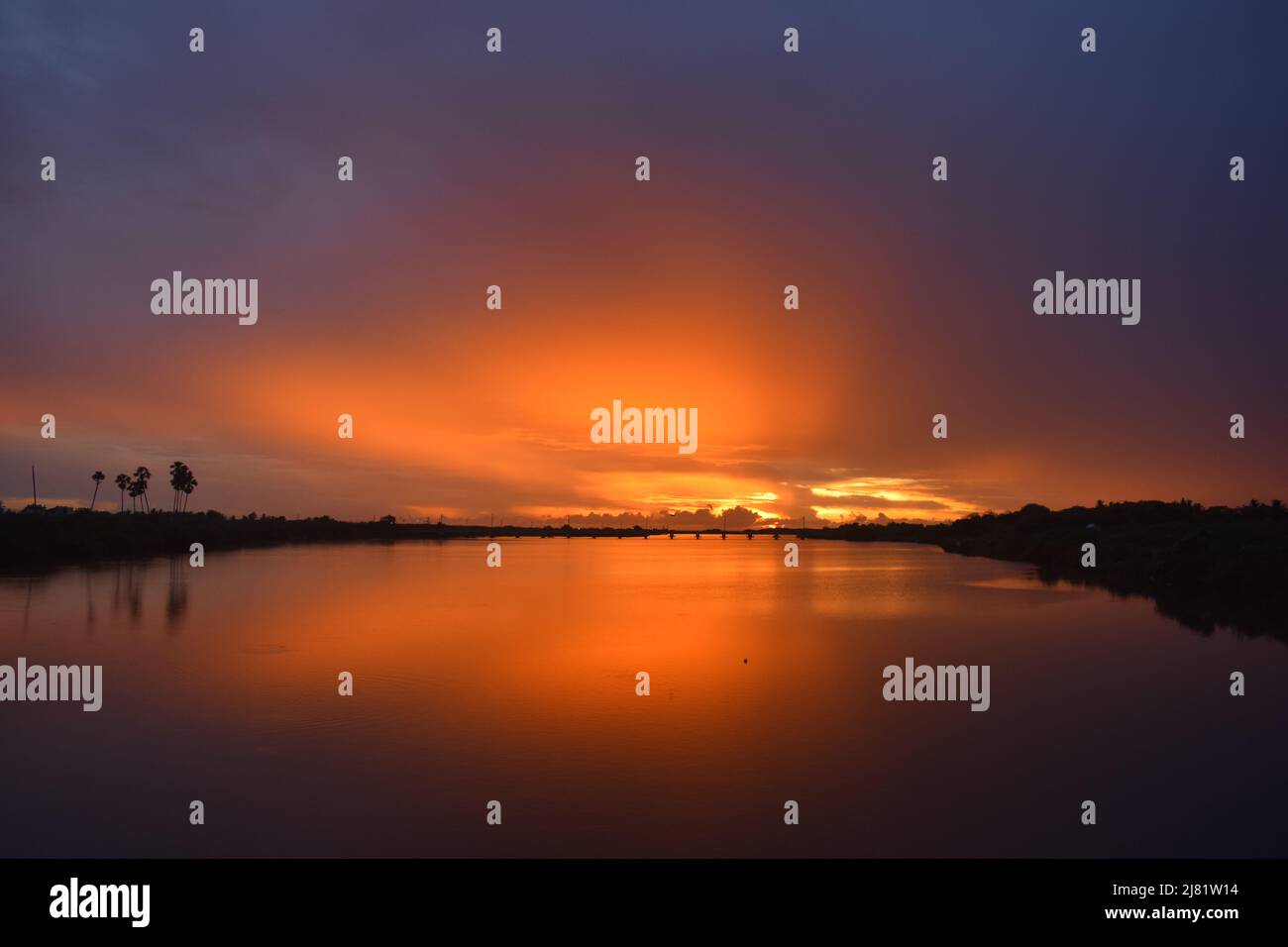 sonnenaufgang.. Jeder Sonnenaufgang ist ein neuer Anfang unseres Lebens. Stockfoto