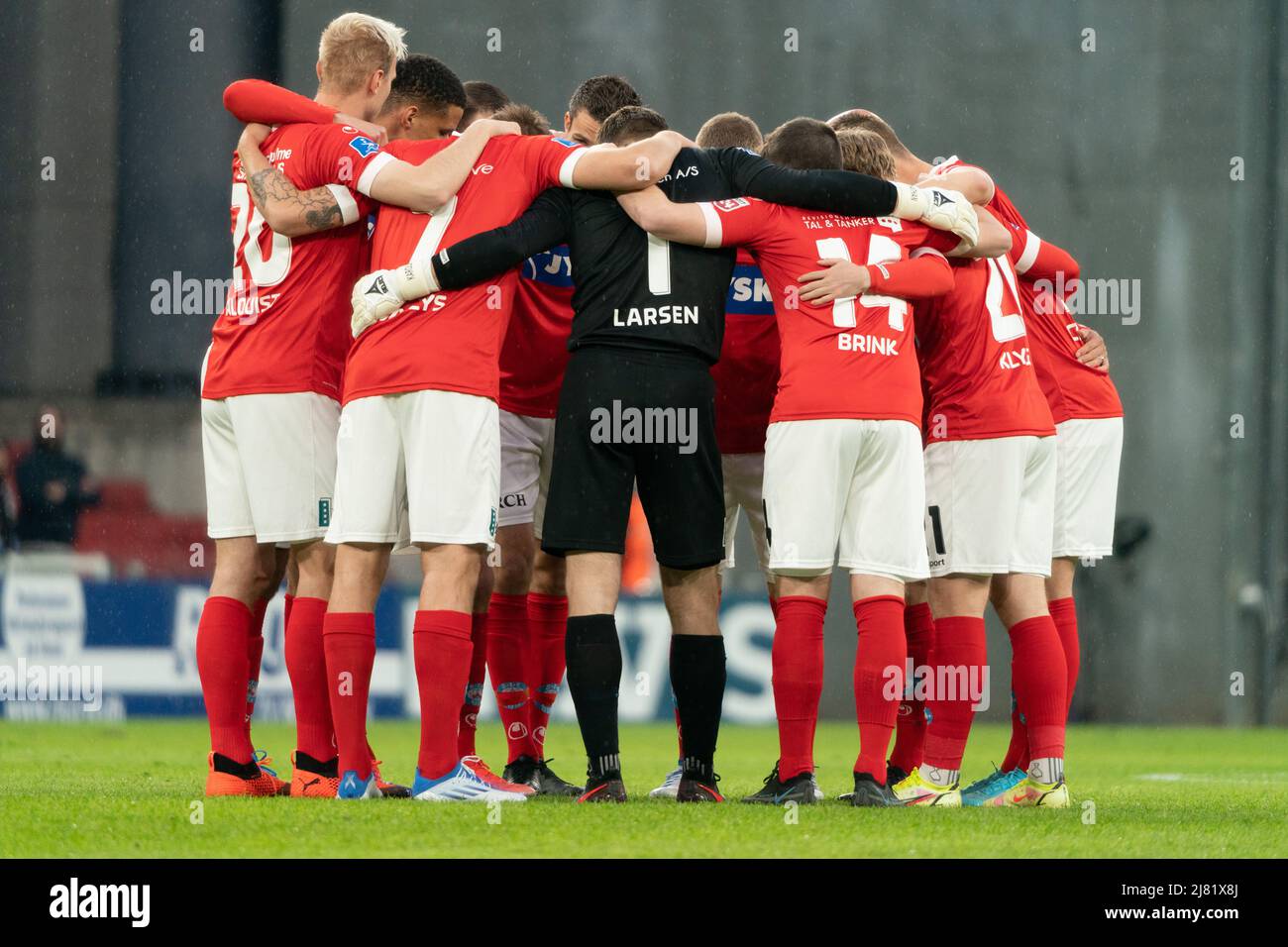 Kopenhagen, Dänemark. 11.. Mai 2022. Die Spieler von Silkeborg IF vereinen sich in einem Kreis vor dem Superliga-Spiel 3F zwischen dem FC Kopenhagen und Silkeborg IF in Parken in Kopenhagen. (Foto: Gonzales Photo/Alamy Live News Stockfoto