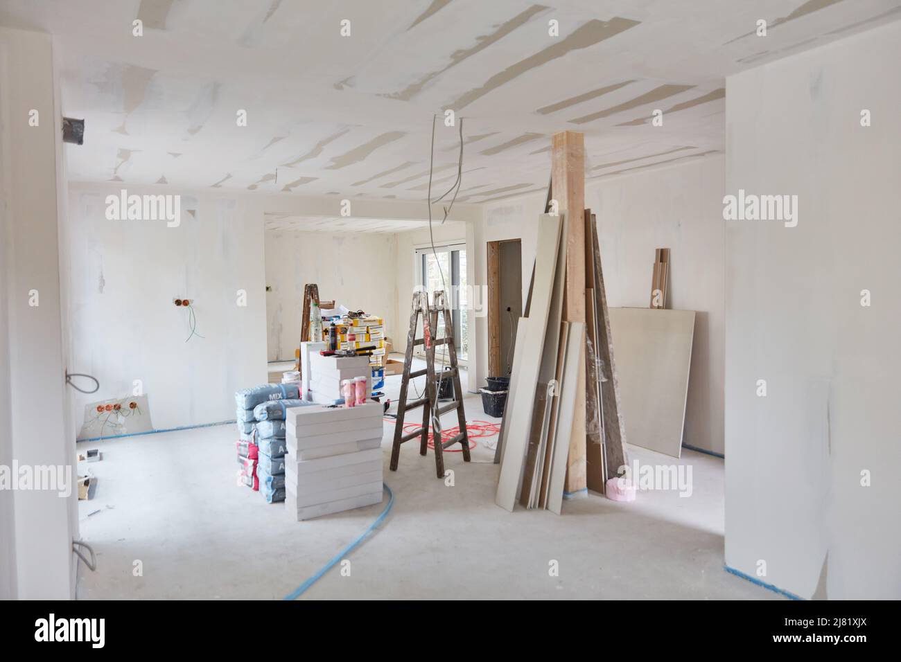 Baumaterialien und Werkzeuge für die Innendekoration beim Bau eines Hauses in einem großen Raum Stockfoto