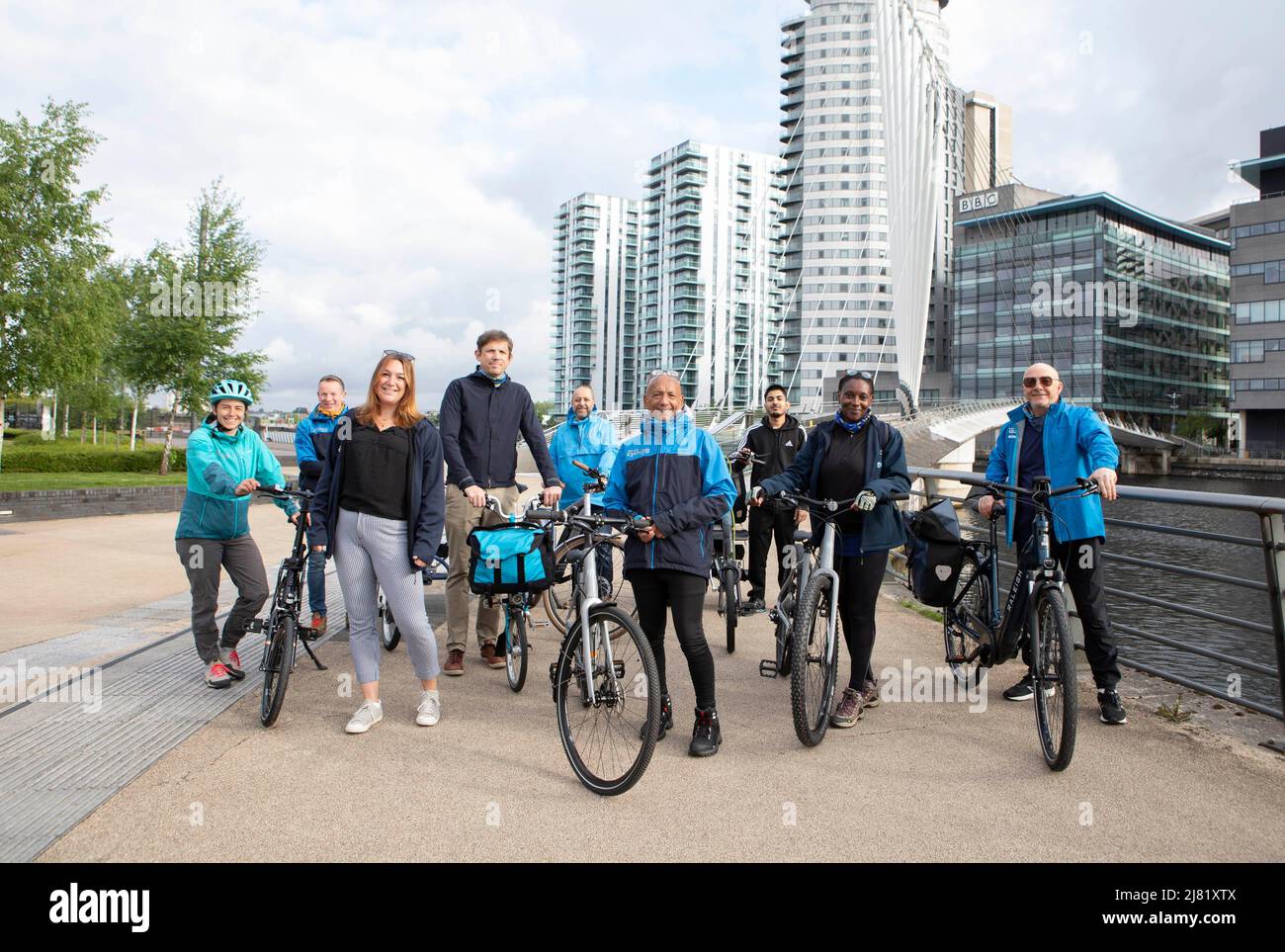 REDAKTIONELLE VERWENDUNG NUR Cycling UK und Vertreter der Bike Hive Community-Gruppe bei MediaCity in Manchester starten das Pilotprogramm Cycling UK Cycling Made e-asy, ein Programm, um Elektrofahrräder für unterrepräsentierte Gemeinden und nicht-reguläre Radfahrer frei zugänglich zu machen. Bilddatum: Donnerstag, 12. Mai 2022. Stockfoto