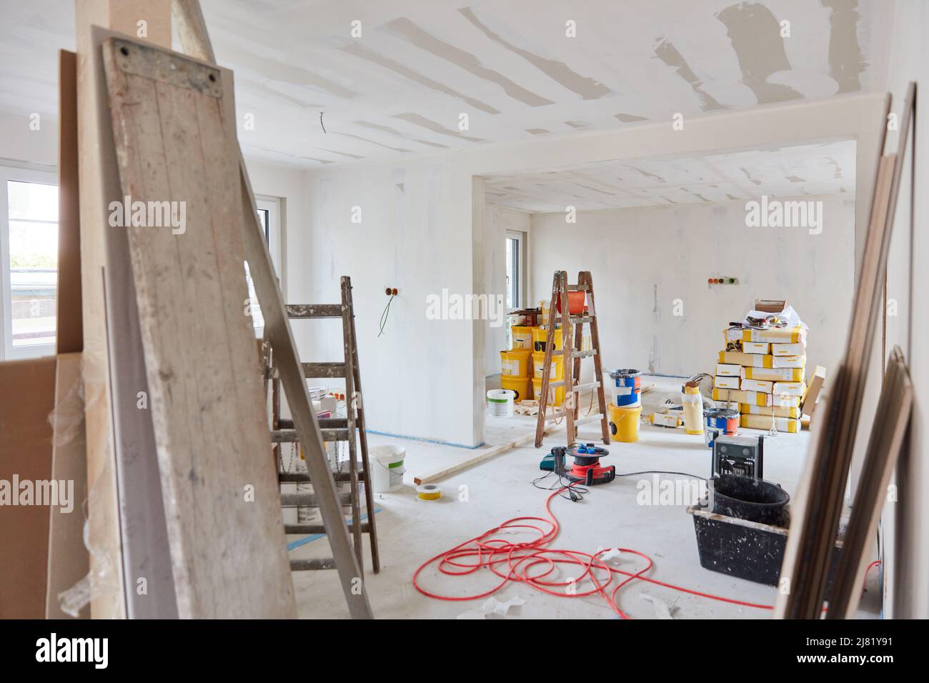 Baustoffe und Werkzeuge in einem großen Raum für Innenarchitektur und Hausbau Stockfoto
