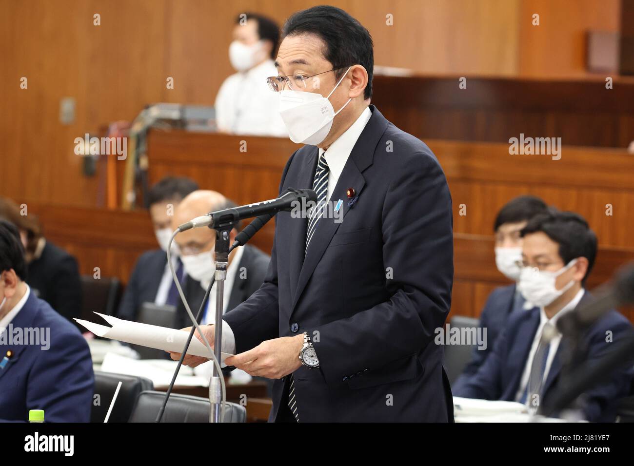 Tokio, Japan. 12.. Mai 2022. Der japanische Premierminister Fumio Kishida beantwortet eine Frage auf der Sitzung des Gesundheits-, Arbeits- und Sozialausschusses des Oberhauses am Donnerstag, dem 12. Mai 2022, beim nationalen Reichstag in Tokio. Kishida sagte, dass das Tragen von Gesichtsmasken im Freien nicht notwendig ist, wenn die soziale Distanzierung aufrechterhalten wird. Quelle: Yoshio Tsunoda/AFLO/Alamy Live News Stockfoto