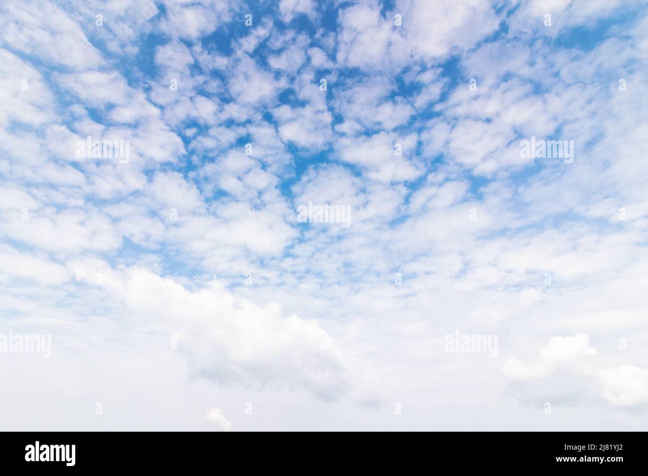 wolkige Wetterlandschaft. Windiger Himmel im Hintergrund. Frischluftkonzept. Niederschlagsprognose Stockfoto