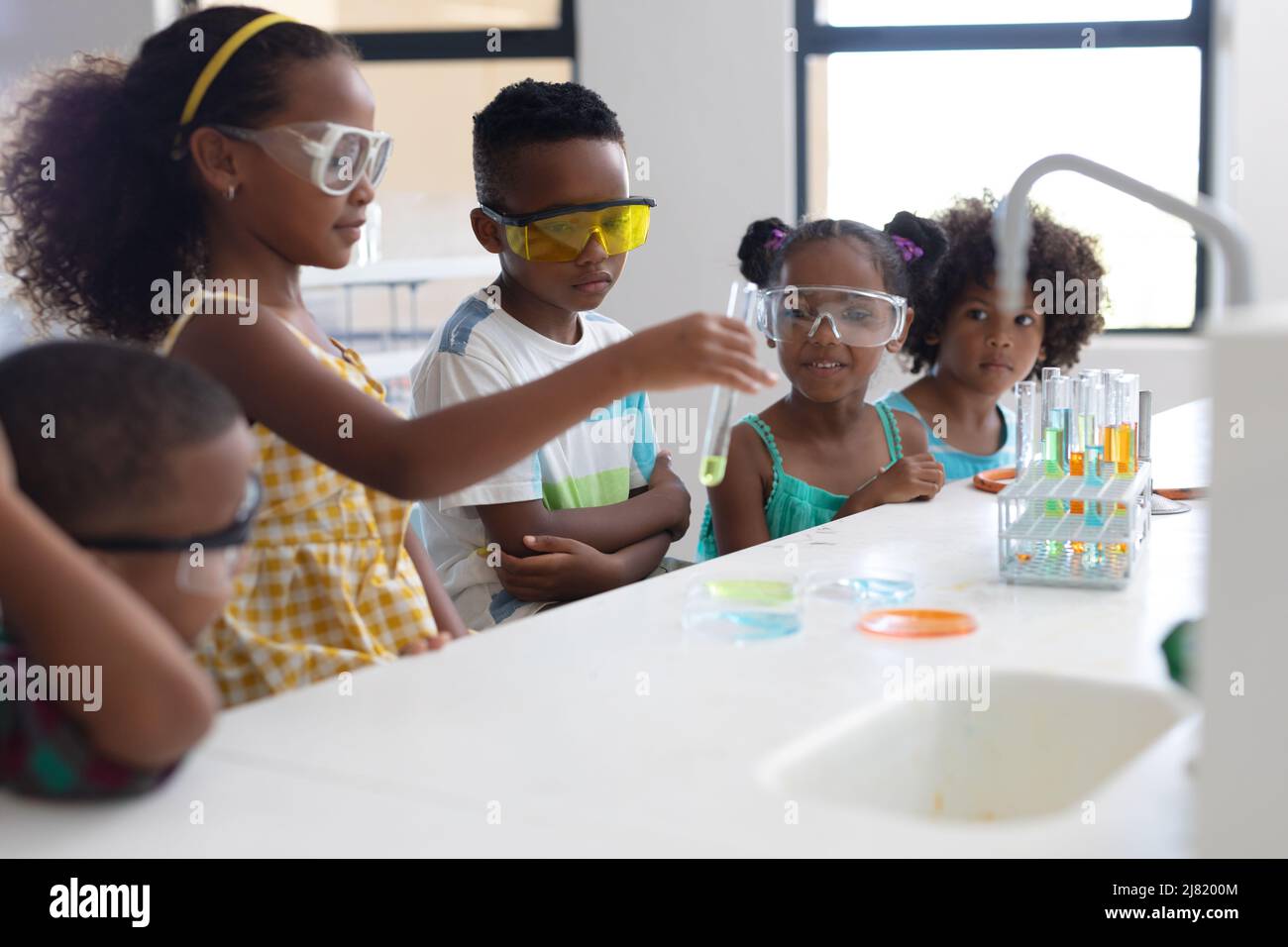 afroamerikanische Grundschüler, die während des Chemieuntergangs wissenschaftliche Experimente durchführen Stockfoto