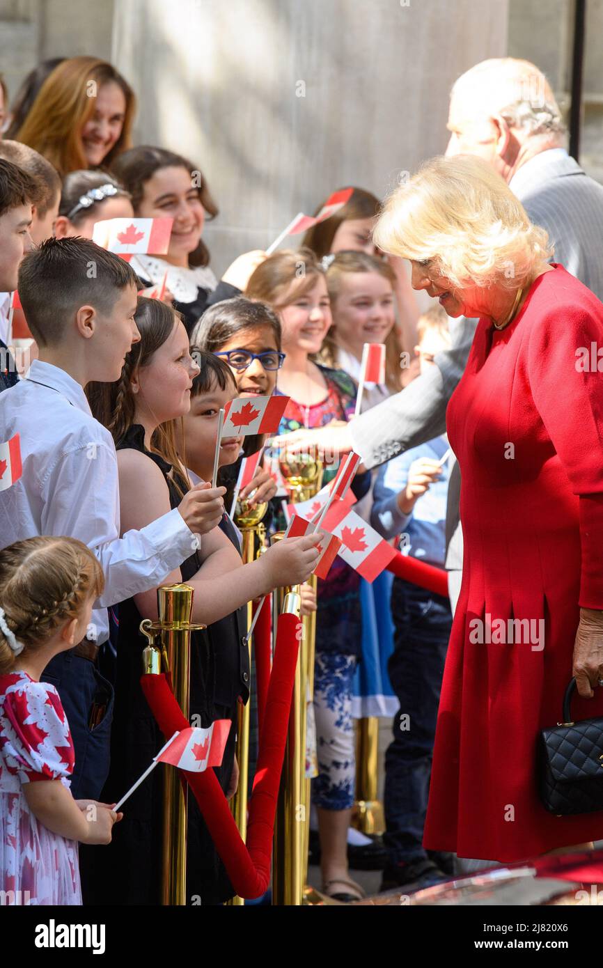 London, Großbritannien. 12.. Mai 2022. Der Prinz von Wales und die Herzogin von Cornwall werden von Kindern begrüßt, als sie vor ihrer bevorstehenden Tour zum Canada House in London kommen. Bilddatum: Donnerstag, 12. Mai 2022. Bildnachweis sollte lauten Kredit: Matt Crossick/Alamy Live News Stockfoto