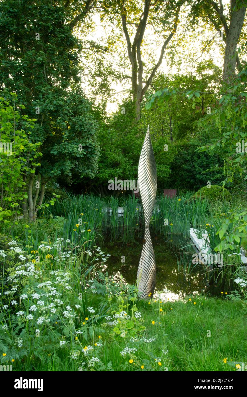 Einen zentralen Pool und Skulptur von wilden Blumen im Savills und David Harber Garten an der RHS Chelsea Flower Show 2019, London, UK umgeben Stockfoto