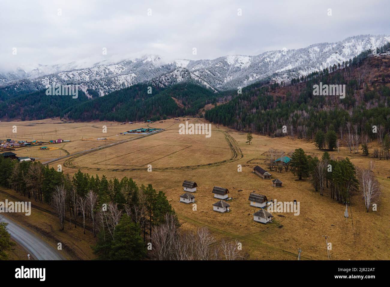 Berglandschaft vor Sonnenaufgang. Russland, Gorny Altai, Ongudaysky Bezirk, Chuysky-Trakt Stockfoto