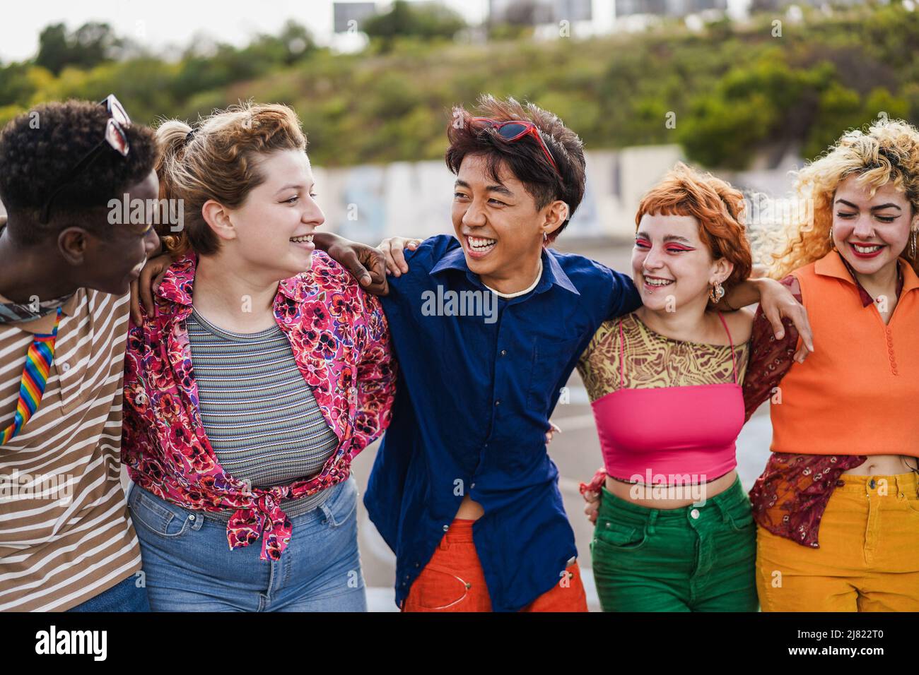 Junge diverse Freunde haben Spaß im Freien zusammen lachen - Schwerpunkt auf asiatische Kerl Gesicht Stockfoto