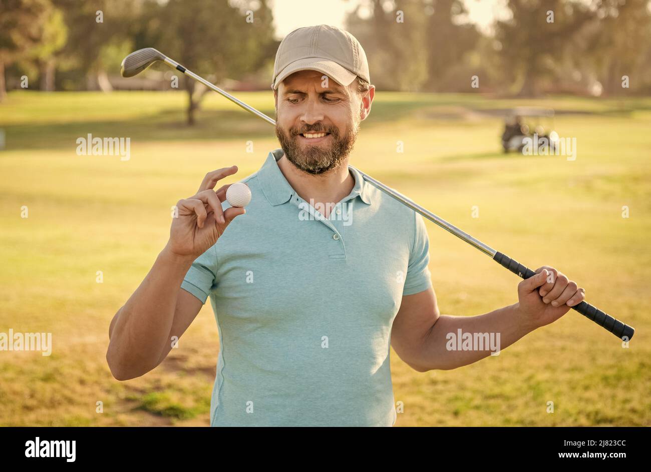 Sommeraktivitäten. Professioneller Sport im Freien. Golfball zeigen. Männlicher Golfspieler Stockfoto