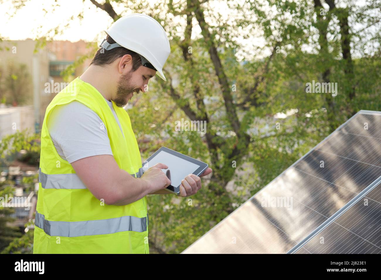 Techniker mit Tablet zur Steuerung von Photovoltaik-Solarkraftwerk. Stockfoto
