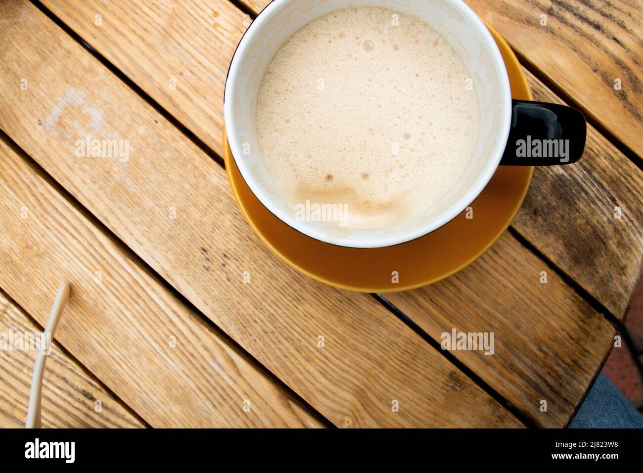 Kaffeetasse auf dem Tisch Stockfoto