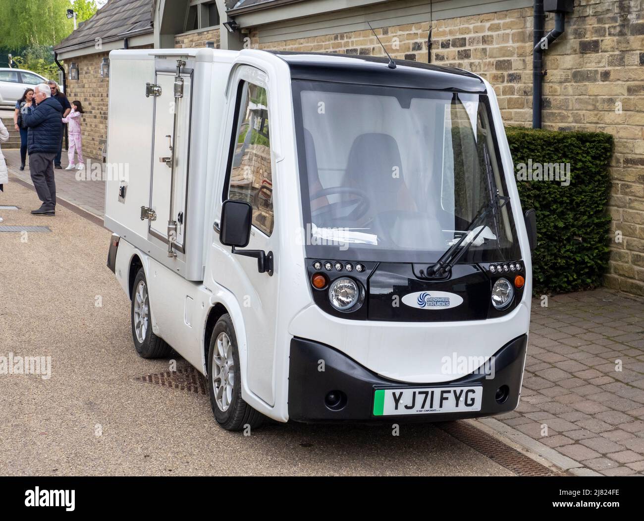 Ein Elektrofahrzeug in Harlow Carr Gardens, Harrogate, Yorkshire, Großbritannien. Stockfoto