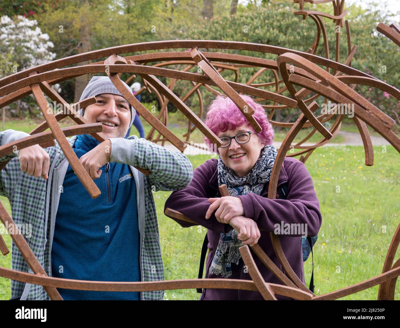 Ein Paar in Harlow Carr Gardens, Harrogate, Yorkshire, Großbritannien. Stockfoto