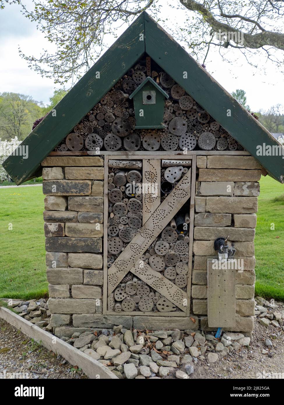 Ein Insektenhotel in Harlow Carr Gardens, Harrogate, Yorkshire, Großbritannien. Stockfoto
