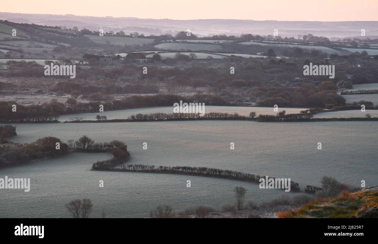 Ackerland unter dem Helman Tor Cornwall bei Sonnenaufgang Stockfoto