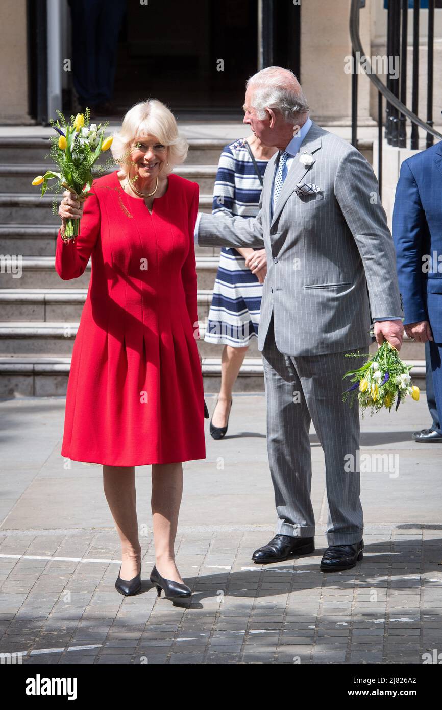 London, Großbritannien. 12.. Mai 2022. Der Prinz von Wales und die Herzogin von Cornwall während ihres Besuchs im Canada House in London, im Vorfeld ihrer bevorstehenden Tour. Bilddatum: Donnerstag, 12. Mai 2022. Bildnachweis sollte lauten Kredit: Matt Crossick/Alamy Live News Stockfoto