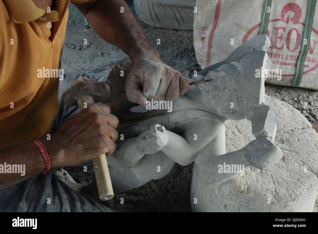 „Beatmung des Lebens in Stein, Steinkunst oder Steinmauern, die unermüdlich dafür arbeiten, Meisterwerke aus schwarzem Granitstein zu erschaffen“. Odisha, Balasore, Indien Stockfoto