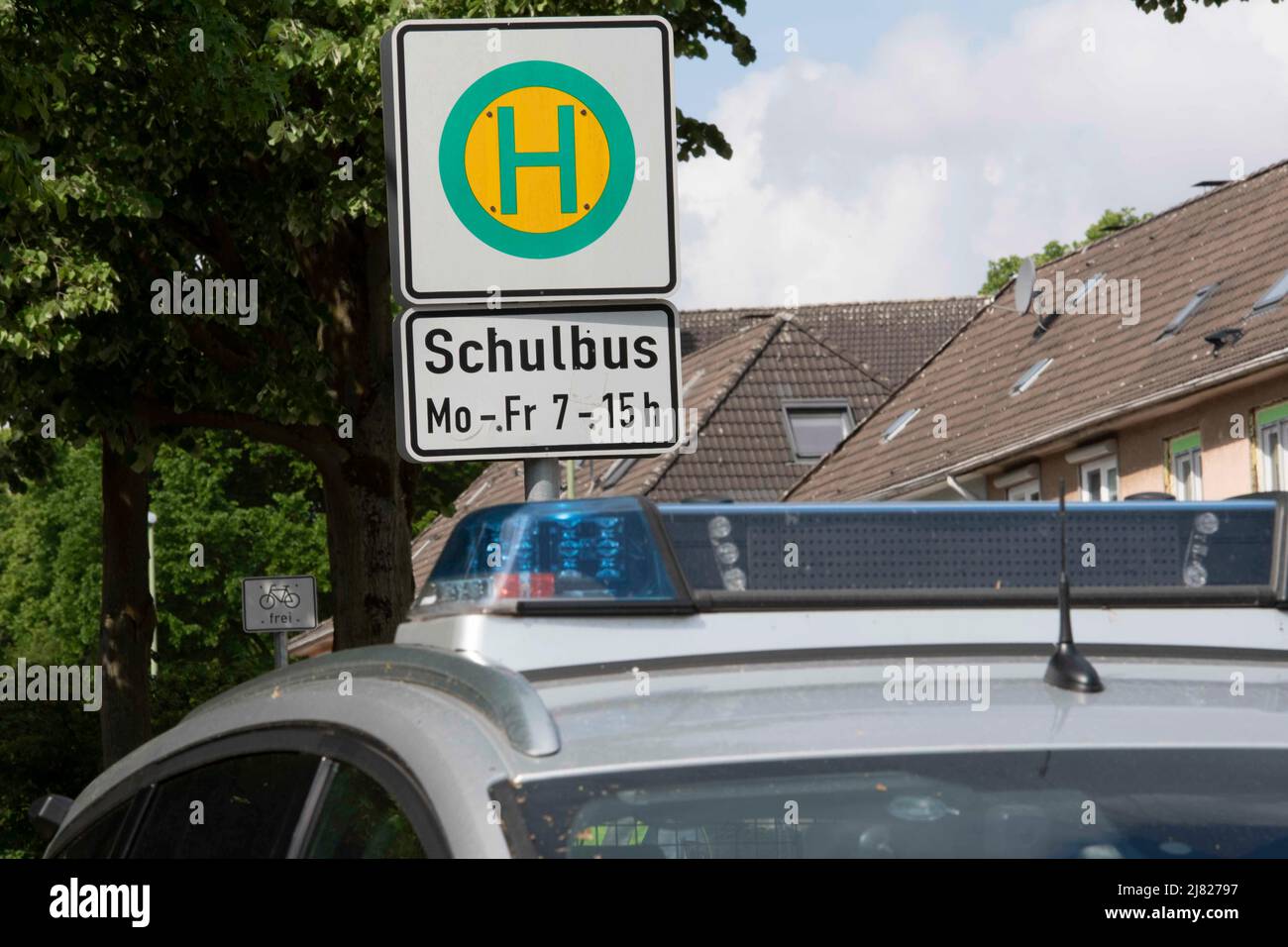 Meal, Deutschland. 12.. Mai 2022. Polizeifahrzeug und Polizeibeamte vor der Realschule am Schloss Borbeck gilt die Schule als mögliches Ziel eines Schülers, der verdächtigt wird, einen Attentat/Amoklauf an seiner ehemaligen Schule in Essen geplant zu haben, 05/12/2022, Â Credit: dpa/Alamy Live News Stockfoto