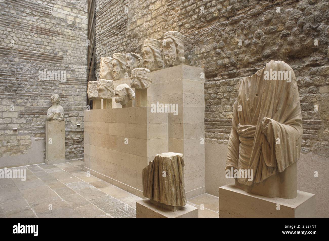 Frankreich. Paris (75) 5. Bezirk. Enthauptete Statuen einiger französischer Könige im Cluny Museum, dem Nationalmuseum des Mittelalters Stockfoto