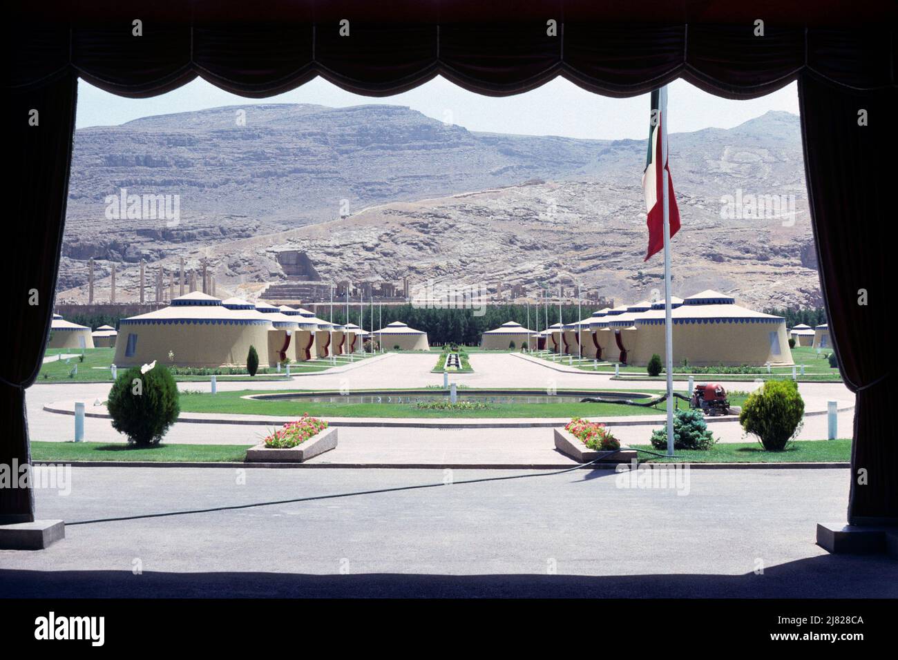 Persepolis, Iran - königliche Zelte zur Feier des 00.. Jahrestages der Gründung des Persischen Reiches, einer aufwendigen Reihe von großen Festlichkeiten, die im Oktober 1971 zur Feier der Gründung des alten Achämenidenreiches durch Cyrus den Großen abgehalten wurden. Archivbild aus dem Jahr 1976 Stockfoto